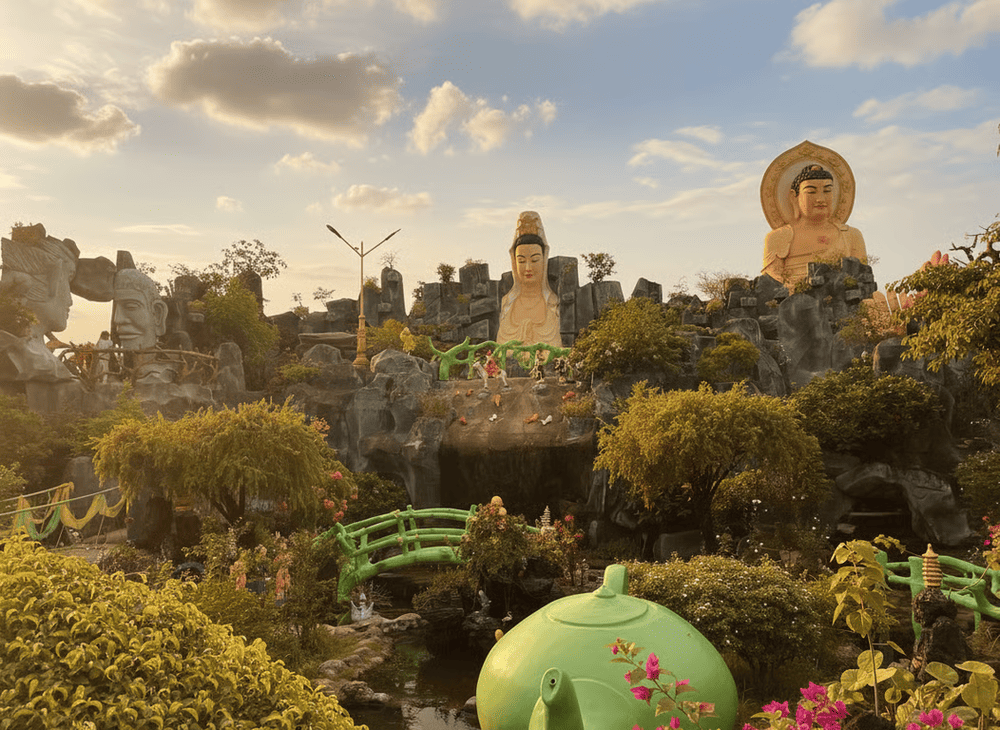 Tượng bán thân Phật Quan Âm trên núi